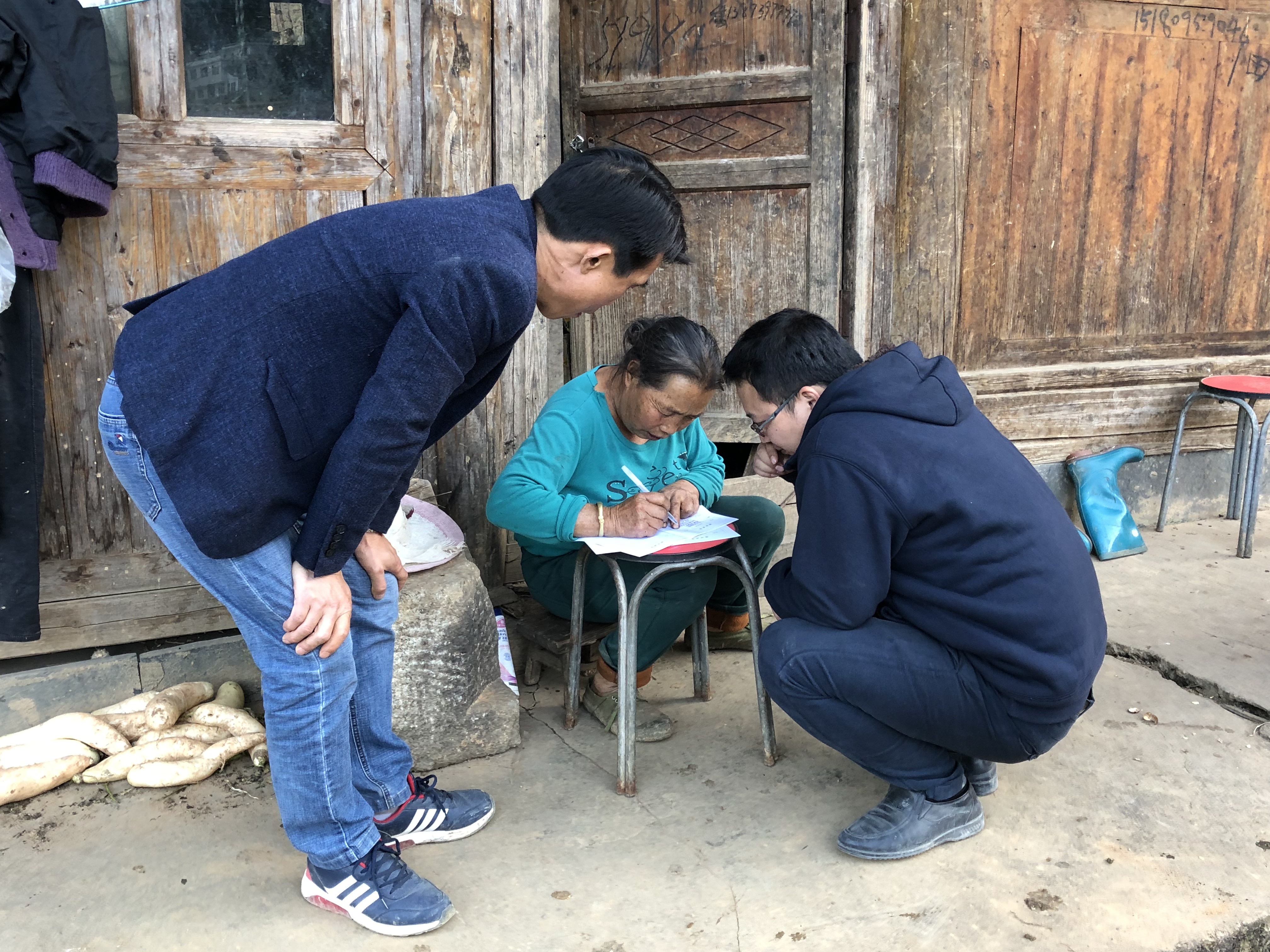 扶贫队员走访贫困户.jpg