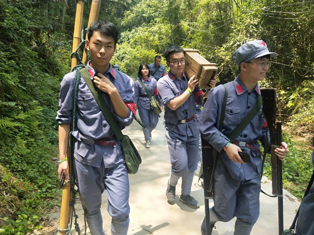 湖大学生们在体验急行军。长沙晚报通讯员 解景 供图 湖大学生们在体验急行军。长沙晚报通讯员 解景 供图