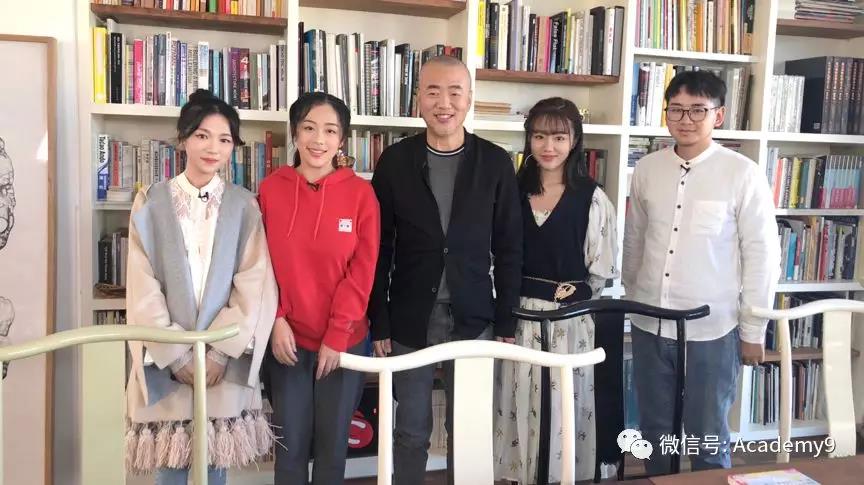 2湖南大学党委宣传部（新闻办公室)设计艺术学院四位同学与设计师韩家英老师合影.jpg