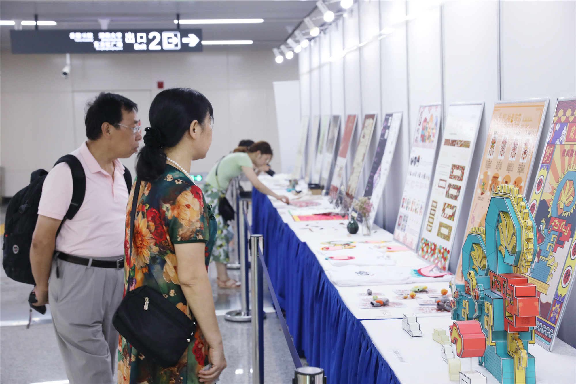 路人观看 IMG_9739副本.jpg